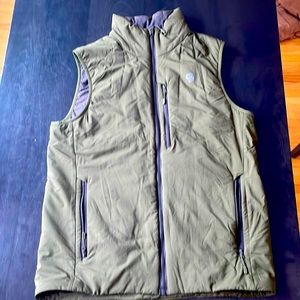Men’s Mountain Hardware puffy vest
